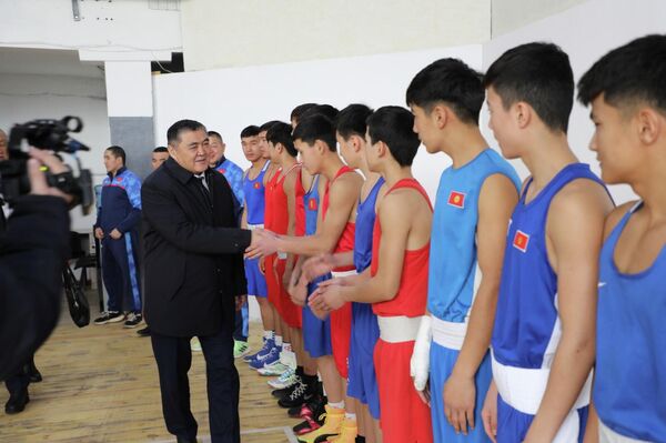 Ташиев открыл спорткомплекс в Бишкеке на базе колледжа Сыдыкова - Sputnik Кыргызстан