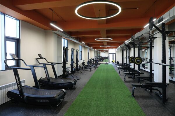 Ташиев открыл спорткомплекс в Бишкеке на базе колледжа Сыдыкова - Sputnik Кыргызстан