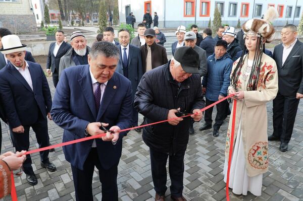 Ташиев открыл спорткомплекс в Бишкеке на базе колледжа Сыдыкова - Sputnik Кыргызстан