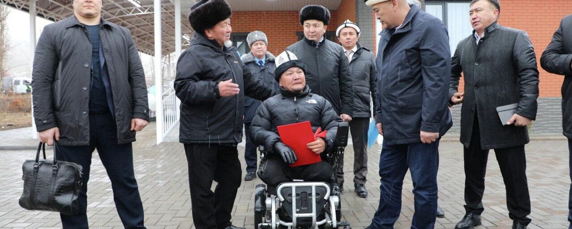 Вручение ключей от дома жителю села Исмаил - Sputnik Кыргызстан, 1920, 06.02.2026