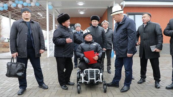 Вручение ключей от дома жителю села Исмаил - Sputnik Кыргызстан