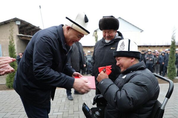 Камчыбек Ташиев вручил ключи от дома 44-летнему жителю села Исмаил, который лишился ног в результате ДТП - Sputnik Кыргызстан