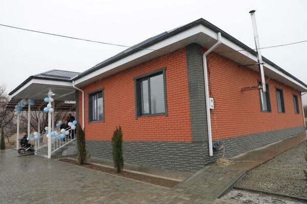 В 2023 году Азат Жусуев с целью достроить свой дом выехал на заработки в Россию. Через год он попал в ДТП - Sputnik Кыргызстан