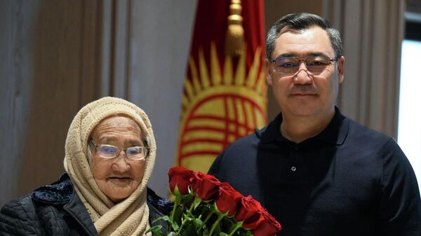 Садыр Жапаров биринчи мугалими Кеңешкан Шаменова менен жолукту - Sputnik Кыргызстан