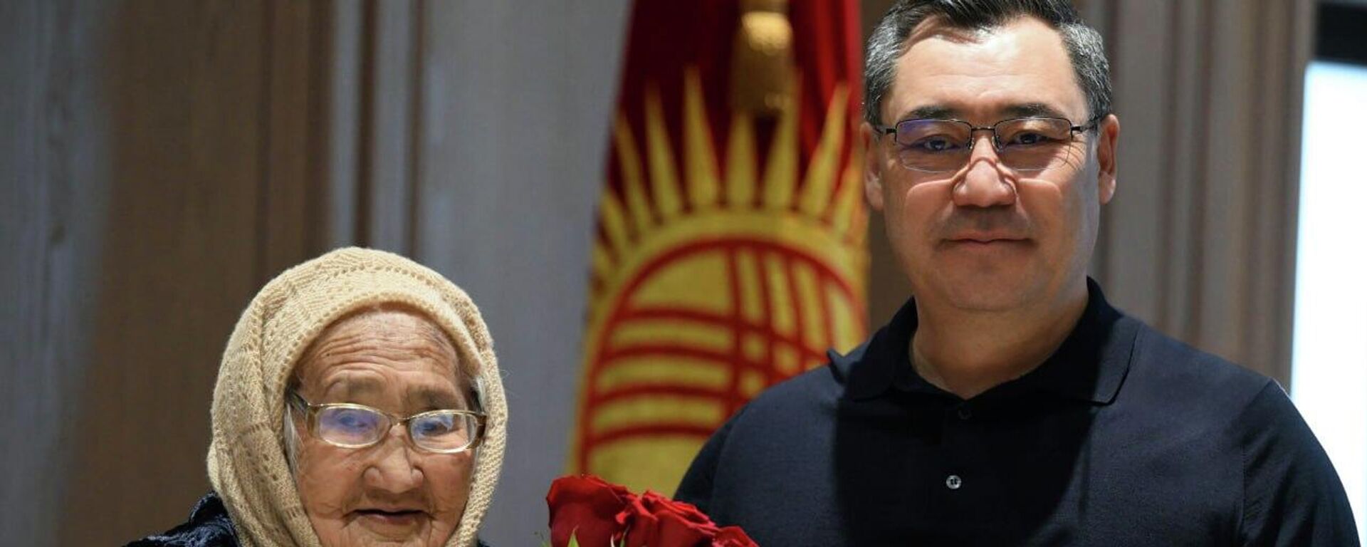 Садыр Жапаров биринчи мугалими Кеңешкан Шаменова менен жолукту - Sputnik Кыргызстан, 1920, 07.02.2026