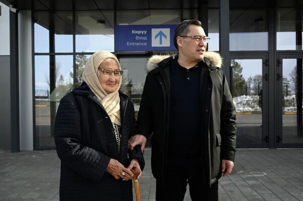 Встреча Садыра Жапарова с его первой учительницей Кенешкан Шаменовой - Sputnik Кыргызстан