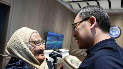 Встреча Садыра Жапарова с его первой учительницей Кенешкан Шаменовой