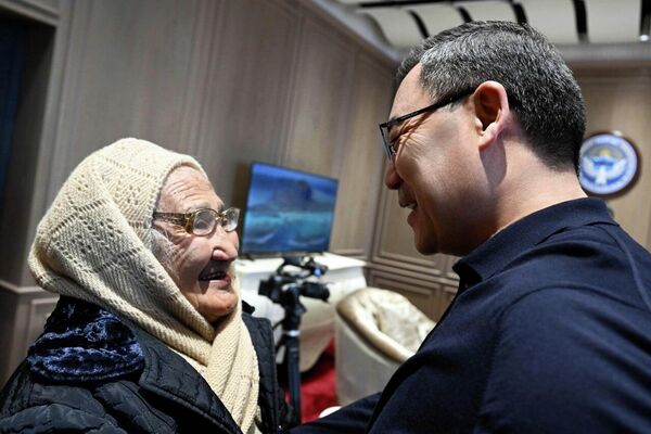 Садыр Жапаров биринчи мугалими Кеңешкан Шаменова менен жолукту - Sputnik Кыргызстан