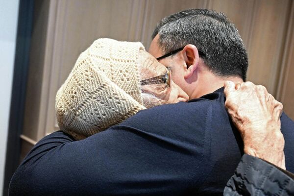 Он выразил глубокую признательность учительнице за терпение и труд - Sputnik Кыргызстан