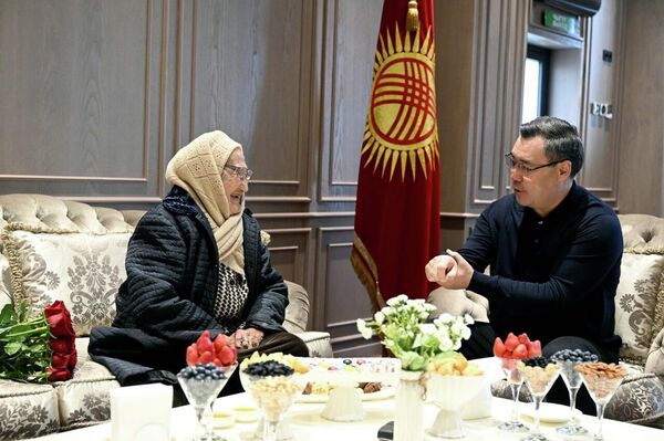 В неформальной обстановке глава государства подчеркнул, что до сих пор помнит, как педагог учила его писать букву А - Sputnik Кыргызстан