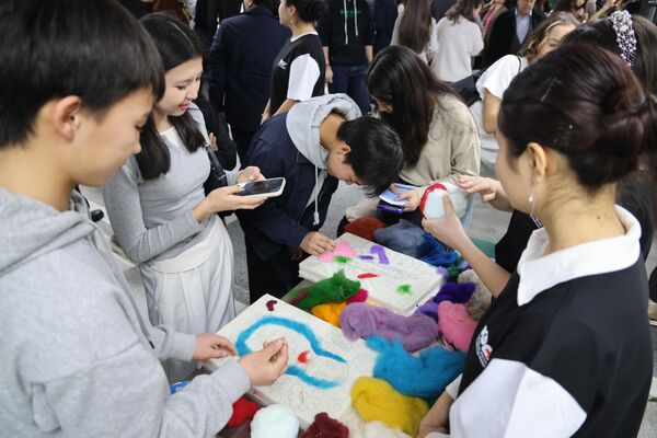 В течение дня главный корпус вуза стал площадкой для презентаций, мастер-классов, консультаций и открытого диалога с руководством университета. Мероприятие посетили порядка тысячи гостей. - Sputnik Кыргызстан