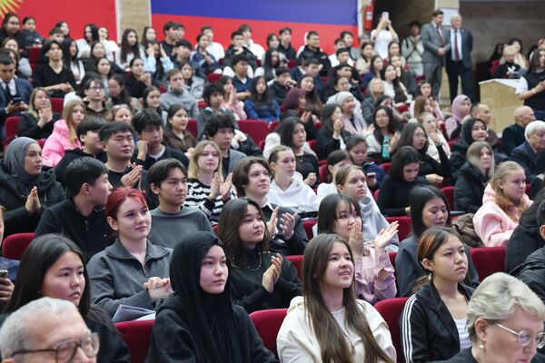 В Кыргызско-Российском Славянском университете прошел масштабный День открытых дверей, объединивший школьников, абитуриентов, родителей и партнеров вуза - Sputnik Кыргызстан