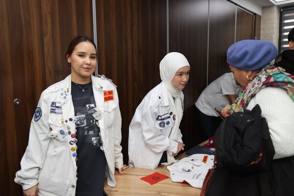 Будущие абитуриенты смогли лично пообщаться с преподавателями и студентами, узнать о правилах поступления, условиях обучения, бюджетных и контрактных местах, возможностях академической мобильности, стажировках и перспективах трудоустройства - Sputnik Кыргызстан