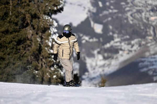 Он подчеркнул, что развитие горнолыжных кластеров является стратегическим приоритетом, способным превратить Иссык-Кульскую область в центр международного туризма - Sputnik Кыргызстан