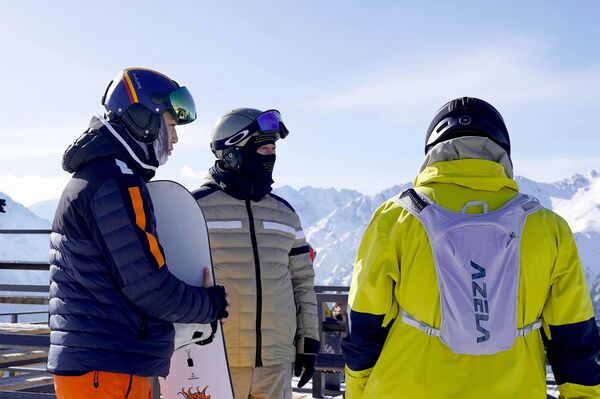 Садыр Жапаров и основатель основатель криптовалютной биржи Binance Чанпэн Чжао посетили горнолыжную базу Каракол - Sputnik Кыргызстан