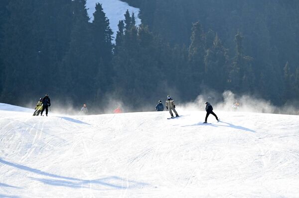 Садыр Жапаров Binance эл аралык криптобиржасынын негиздөөчүсү Чанпэн Чжаону Кыргызстандын туристтик мүмкүнчүлүктөрү менен тааныштырды - Sputnik Кыргызстан