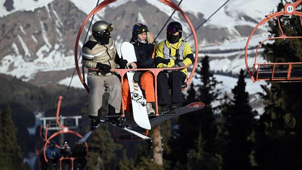 Садыр Жапаров и основатель основатель криптовалютной биржи Binance Чанпэн Чжао посетили горнолыжную базу Каракол - Sputnik Кыргызстан