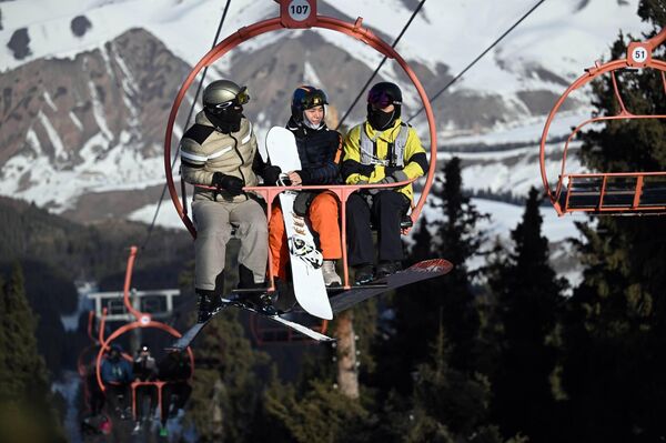 Садыр Жапаров Binance эл аралык криптобиржасынын негиздөөчүсү Чанпэн Чжаону Кыргызстандын туристтик мүмкүнчүлүктөрү менен тааныштырды - Sputnik Кыргызстан