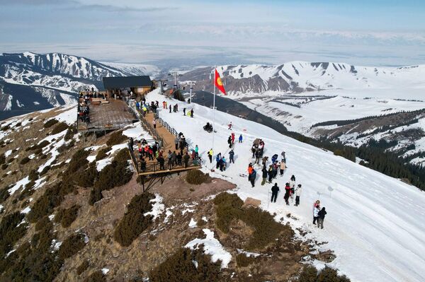 Во время совместного спуска и осмотра инфраструктуры горнолыжной базы &quot;Каракол&quot; глава государства уделил особое внимание туристическим перспективам региона - Sputnik Кыргызстан