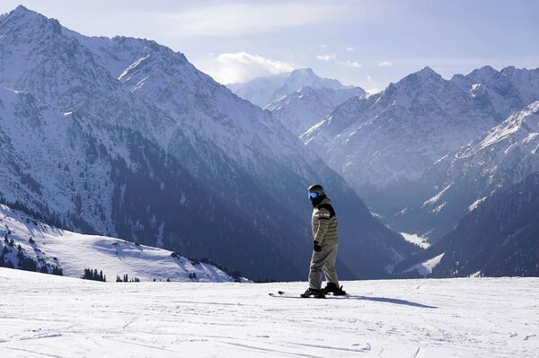 Садыр Жапаров и Чанпэн Чжао посетили одну из самых высоких точек комплекса, откуда открывается панорамный вид на горы - Sputnik Кыргызстан