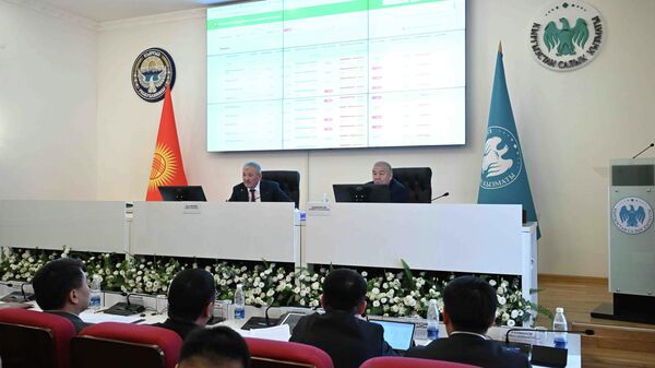 Глава кабмина Адылбек Касымалиев и председатель Налоговой службы Алмамбет Шыкмаматов на коллегии по итогам работы ведомства в 2025 году  - Sputnik Кыргызстан