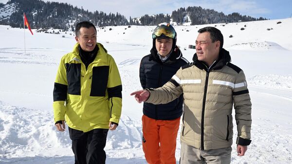 Садыр Жапаров Binance эл аралык криптовалюталык биржасынын негиздөөчүсү Чанпэн Чжао менен Жыргалаңга барды - Sputnik Кыргызстан