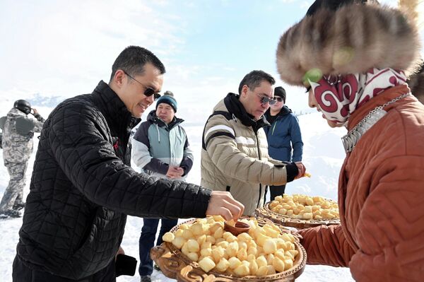 Президент Садыр Жапаров Ысык-Көл облусуна болгон иш сапарынын алкагында Binance эл аралык криптовалюталык биржасынын негиздөөчүсү Чанпэн Чжао менен Жыргалаңга барды - Sputnik Кыргызстан