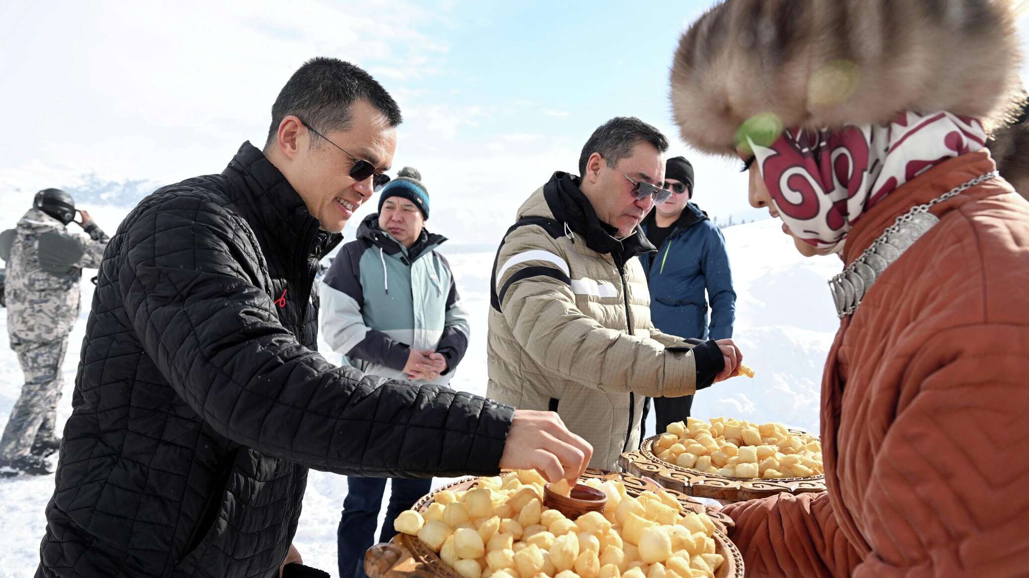 Садыр Жапаров показал основателю биржи Binance строящийся "Ала Тоо Резорт" — фото