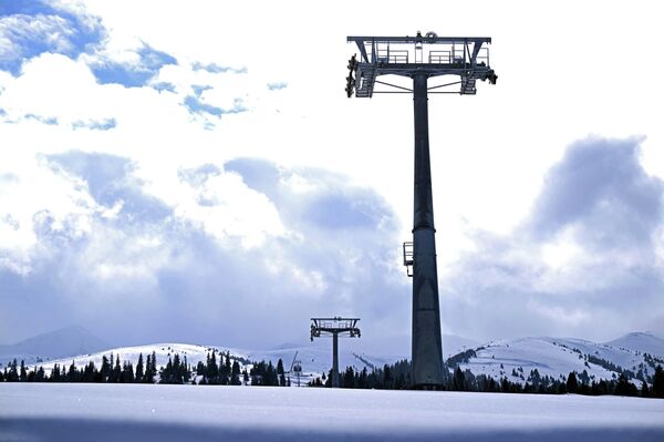 Высокоскоростные комбинированные канатные дороги B1 и B2 позволят туристам подниматься на склоны как в комфортабельных кабинках, так и в открытых креслах - Sputnik Кыргызстан