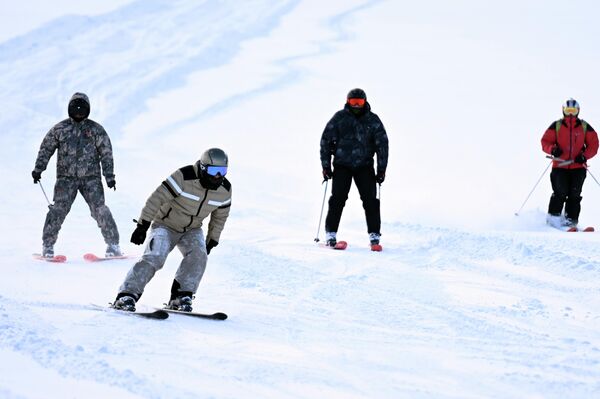 Жапаров и Чжао совершили спуск вне подготовленных трасс (фрирайд) - Sputnik Кыргызстан