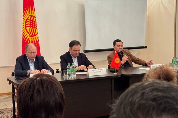 Саламаттык сактоо министри Каныбек Досмамбетов Россияга болгон иш сапарынын алкагында ошол жакта иштеп жаткан кыргызстандык медиктер менен жолукту - Sputnik Кыргызстан