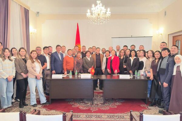 Ведомство жетекчиси медицина кызматкерлерин Кыргызстанга кайтууга чакырып, аларга татыктуу шарттарды түзүүгө даяр экенин белгиледи - Sputnik Кыргызстан