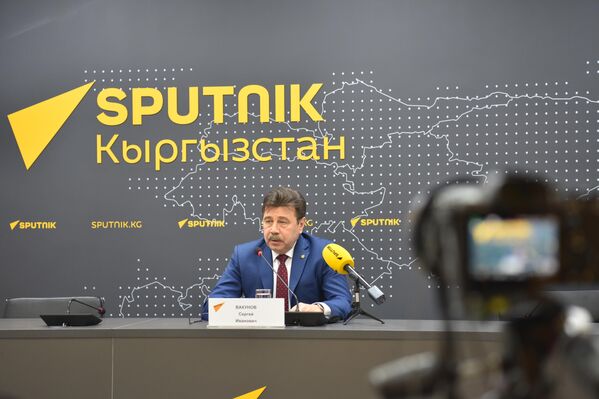 Сергей Вакунов на брифинге  - Sputnik Кыргызстан