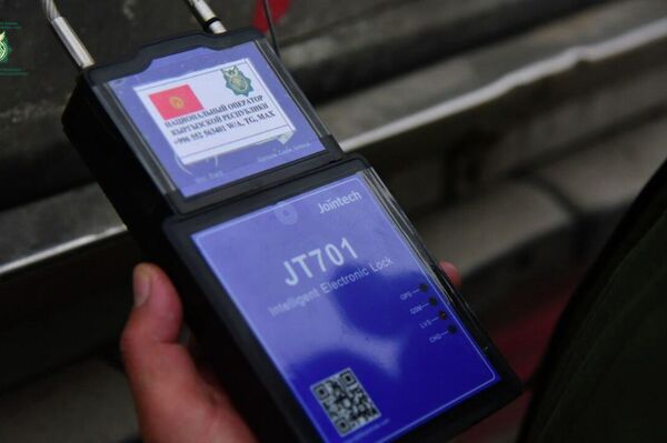 В ЕАЭС начали пломбировать фуры для контроля перевозок - Sputnik Кыргызстан