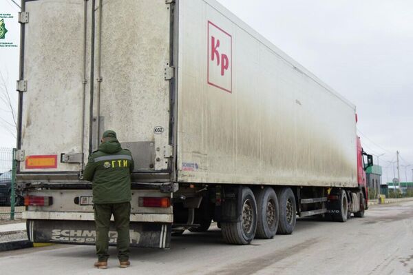 В ЕАЭС начали пломбировать фуры для контроля перевозок - Sputnik Кыргызстан