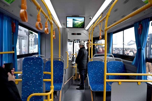 Министрлер кабинетинин төрагасы Адылбек Касымалиев техникалардын ачкычтарын мэрге тапшырды - Sputnik Кыргызстан