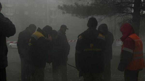 Бишкектеплосеть устраняет порыв на тепловой сети в Бишкеке. - Sputnik Кыргызстан