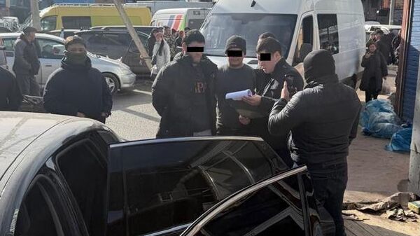 Чет өлкөлүк жарандардан акча талап кылууга шектүүлөрдүн кармалышы - Sputnik Кыргызстан