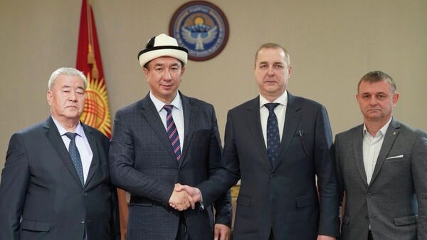 Президенттин Жалал-абаддагы өкүлү Тилек Текебаевдин Россиянын Кыргызстандын түштүк аймагындагы башкы консулу Роман Свистин менен жолугушуусу - Sputnik Кыргызстан