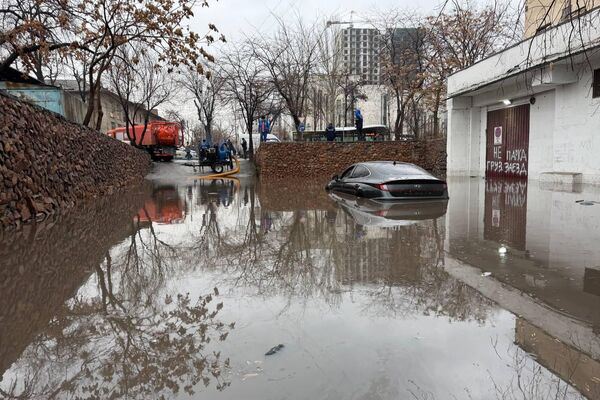 Сотрудники МЧС откачивают воду - Sputnik Кыргызстан