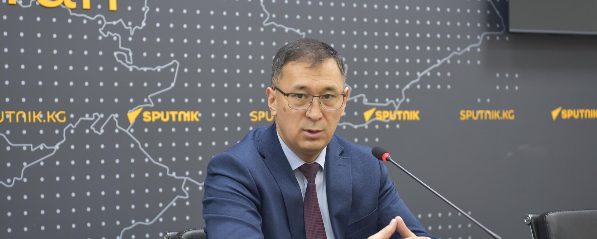 Первый заместитель министра чрезвычайных ситуаций Азамат Мамбетов на брифинге в пресс-центре Sputnik Кыргызстан - Sputnik Кыргызстан, 1920, 13.02.2026