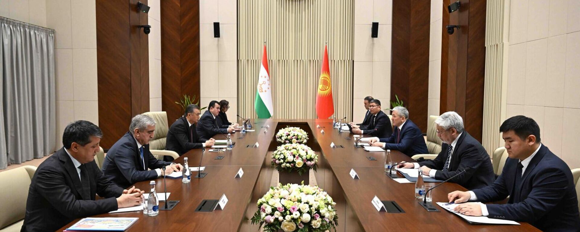 Министрлер кабинетинин төрагасы Адылбек Касымалиев менен Тажикстандын премьер-министр Кохир Расулзода жолугушту - Sputnik Кыргызстан, 1920, 13.02.2026