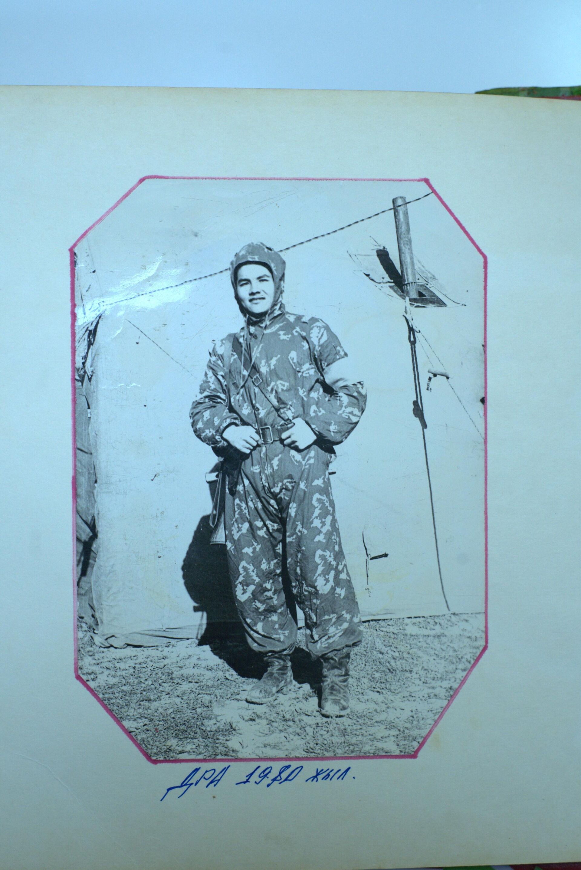 Командир взвода связи 24 гвардейского танкового полка 40-й советской армии Кыдыр Токтосунов - Sputnik Кыргызстан, 1920, 13.02.2026