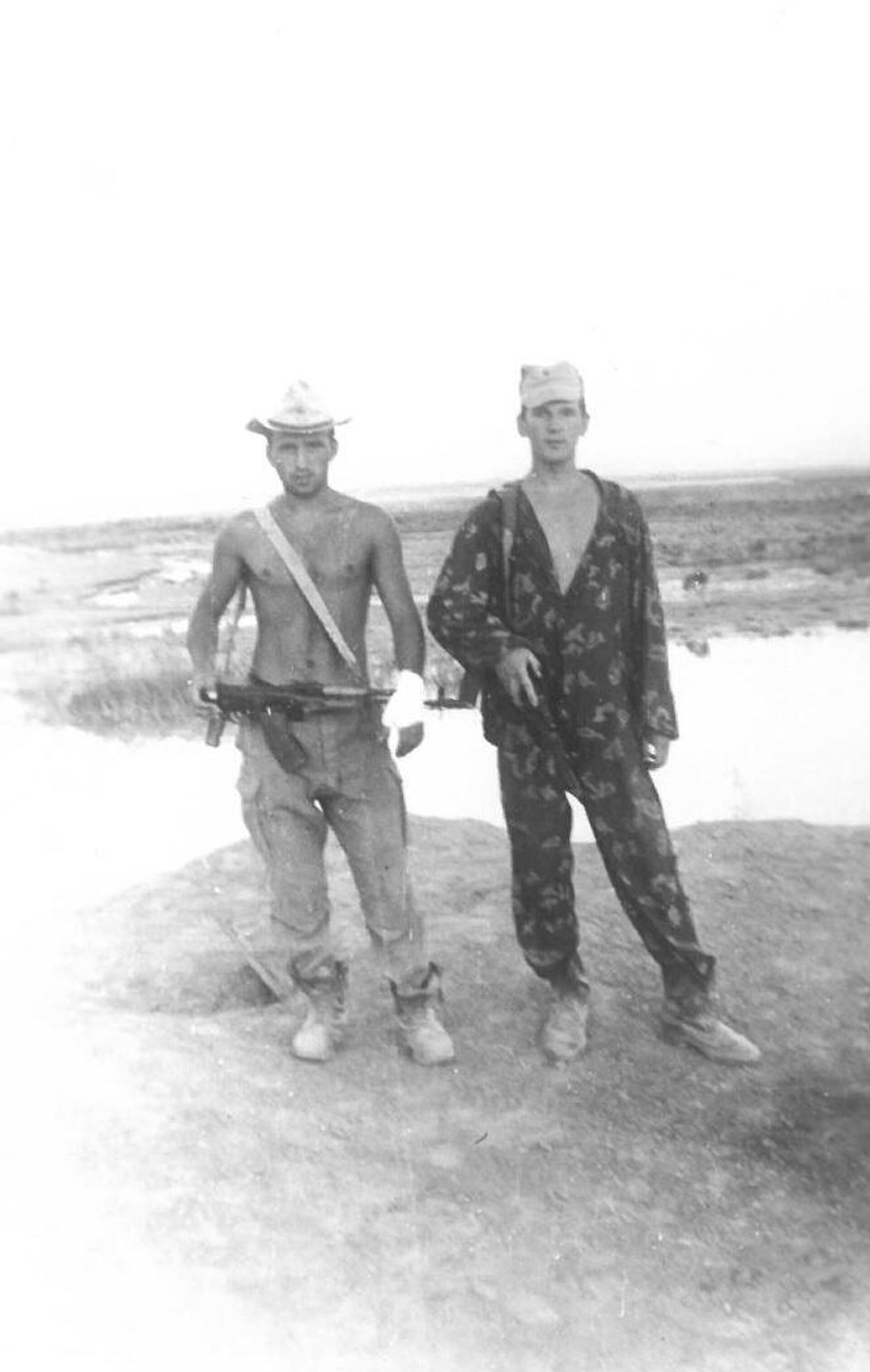 Бойцы Чакавской десантно-штурмовой маневренной группы Игорь Чапышев и Александр Чариков - Sputnik Кыргызстан, 1920, 13.02.2026