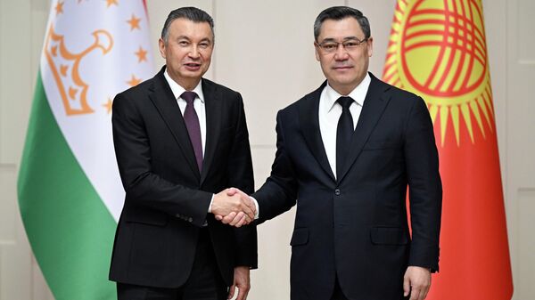 Садыр Жапаров Тажикстандын премьер-министри Кохир Расулзоданы кабыл алды - Sputnik Кыргызстан