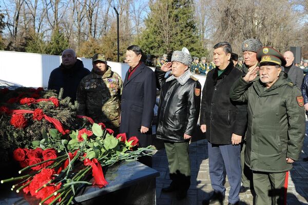 Ага Кыргызстандын Коргоо министрлигиген, РФтин элчилигинин өкүлдөрү келди - Sputnik Кыргызстан