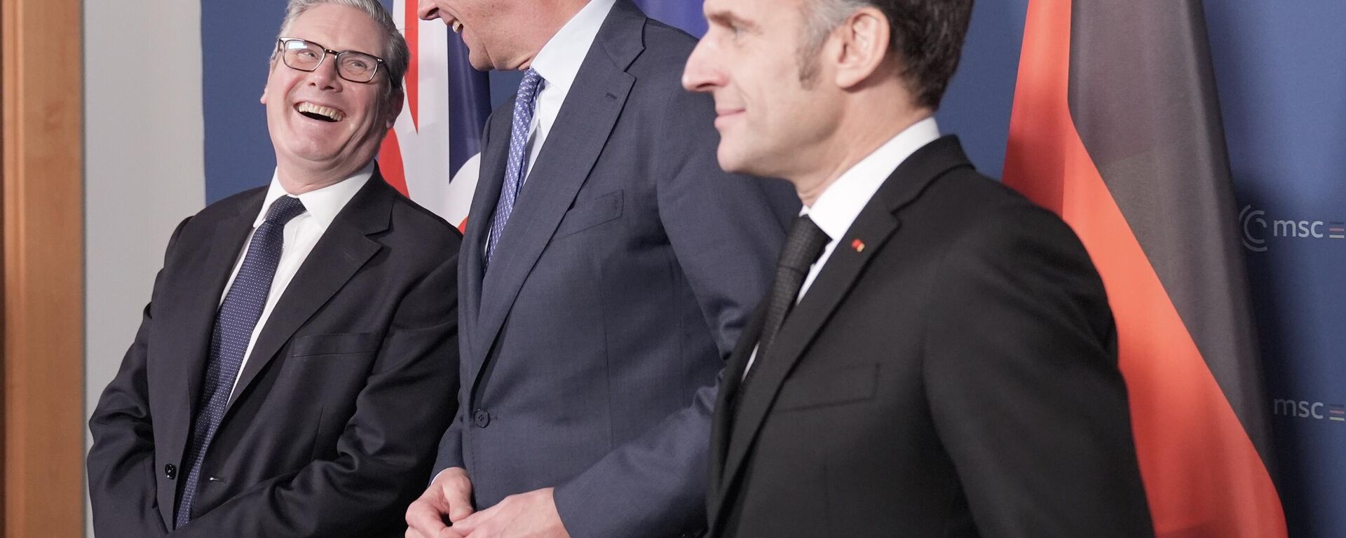 Премьер Великобритании Кир Стармер, канцлер Германии Фридрих Мерц, президент Франции Эммануэль Макрон - Sputnik Кыргызстан, 1920, 02.03.2026