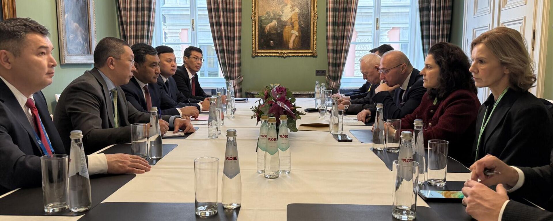 Первый замглавы кабмина Данияр Амангельдиев проводит встречу на полях Мюнхенской конференции - Sputnik Кыргызстан, 1920, 16.02.2026