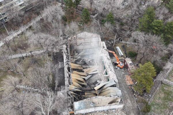 После пожара мэрия предложила снести здание и построить на его месте культурный центр. В настоящее время ведутся проектные работы - Sputnik Кыргызстан