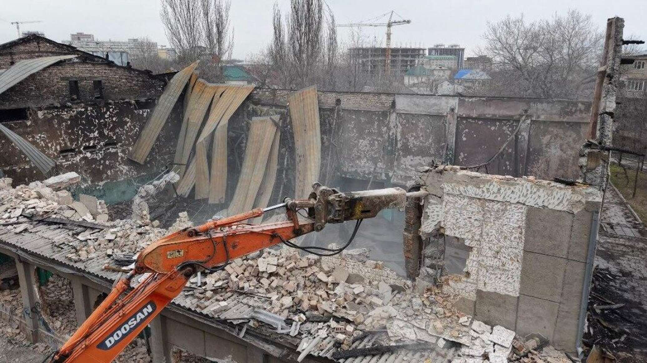 В Бишкеке сносят здание бывшего кинотеатра "Чатыр-Куль" — фото